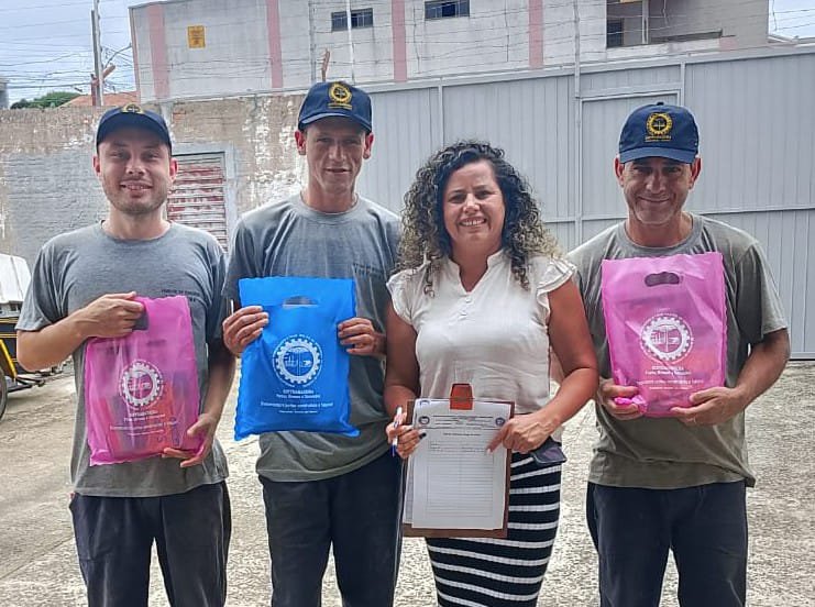 Famílias recebendo material escolar